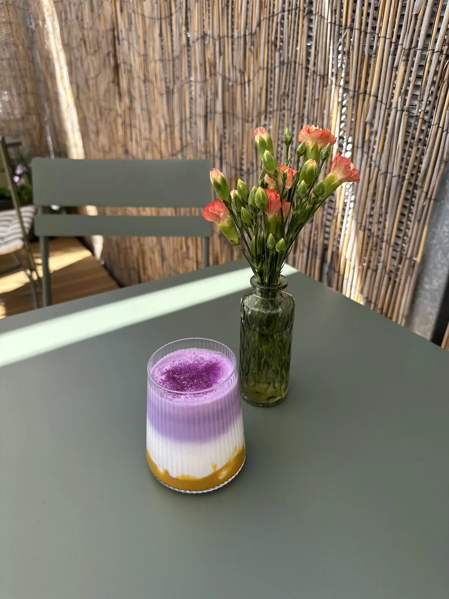 Letní nápoj na terase Myčkafé